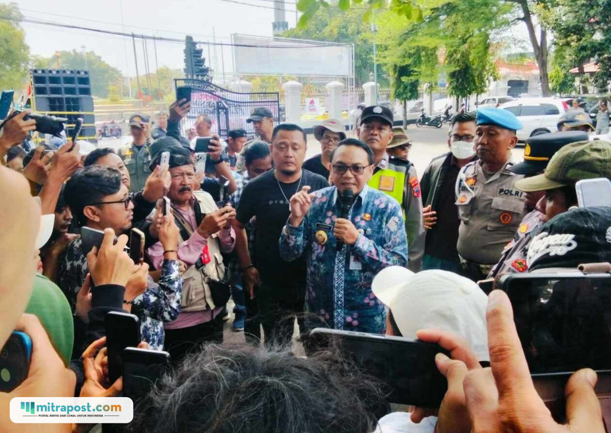 Foto : Plt Bupati Pati, Risma Ardhi Chandra temui massa GMPP di halaman Pendopo Pati. (Sumber. Mitrapost.com/ Ilham)