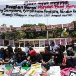 Foto : Aksi ruwatan di alun-alun simpang lima Pati. (Sumber. Mitrapost.com/ Ilham)
