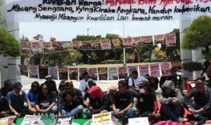 Foto : Aksi ruwatan di alun-alun simpang lima Pati. (Sumber. Mitrapost.com/ Ilham)