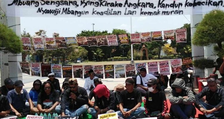 Foto : Aksi ruwatan di alun-alun simpang lima Pati. (Sumber. Mitrapost.com/ Ilham)
