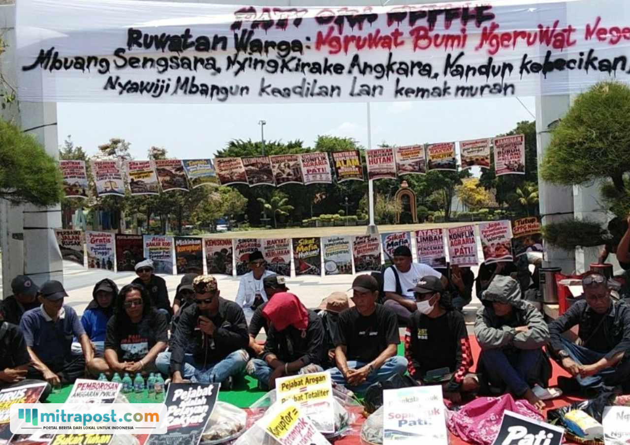 Foto : Aksi ruwatan di alun-alun simpang lima Pati. (Sumber. Mitrapost.com/ Ilham)