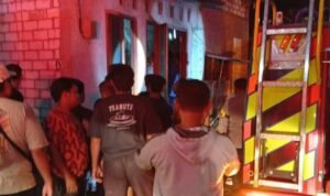 Foto : Pemadaman api di Rumah Desa Growong Lor Kecamatan Juwana Pati. (Dok. Damkar Pati)