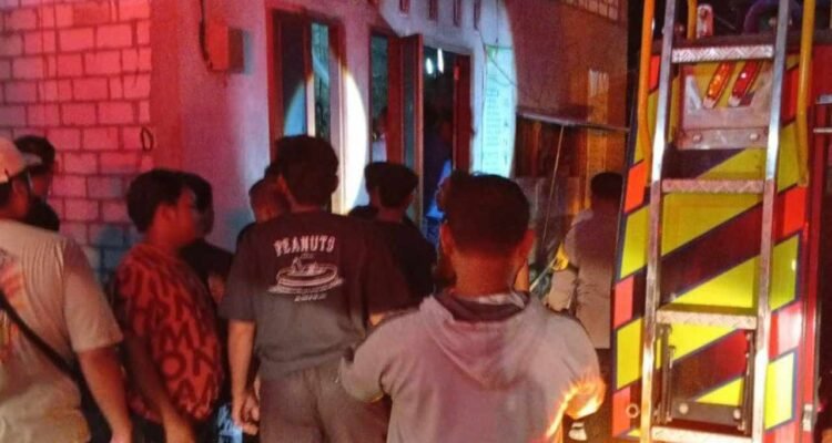 Foto : Pemadaman api di Rumah Desa Growong Lor Kecamatan Juwana Pati. (Dok. Damkar Pati)