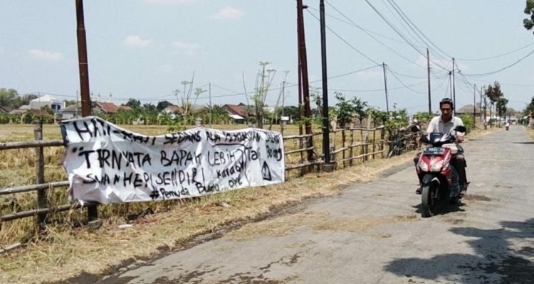 pati Foto : Jalan Rusak Dipasangi Spanduk di Desa Bumirejo Kecamatan Margorejo. (Sumber. Mitrapoat.com/ Ilham)