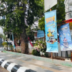pati-tarif-non-tunai Foto : Banner informasi pemberlakuan parkir non tunai di sebelah Apotek Mardi Waras area seputaran Alun-alun Pati. (Sumber. Mitrapost.com/ Ilham)