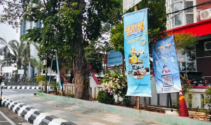 Foto : Banner informasi pemberlakuan parkir non tunai di sebelah Apotek Mardi Waras area seputaran Alun-alun Pati. (Sumber. Mitrapost.com/ Ilham)
