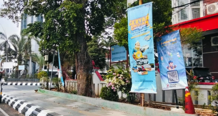 pati-tarif-non-tunai Foto : Banner informasi pemberlakuan parkir non tunai di sebelah Apotek Mardi Waras area seputaran Alun-alun Pati. (Sumber. Mitrapost.com/ Ilham)