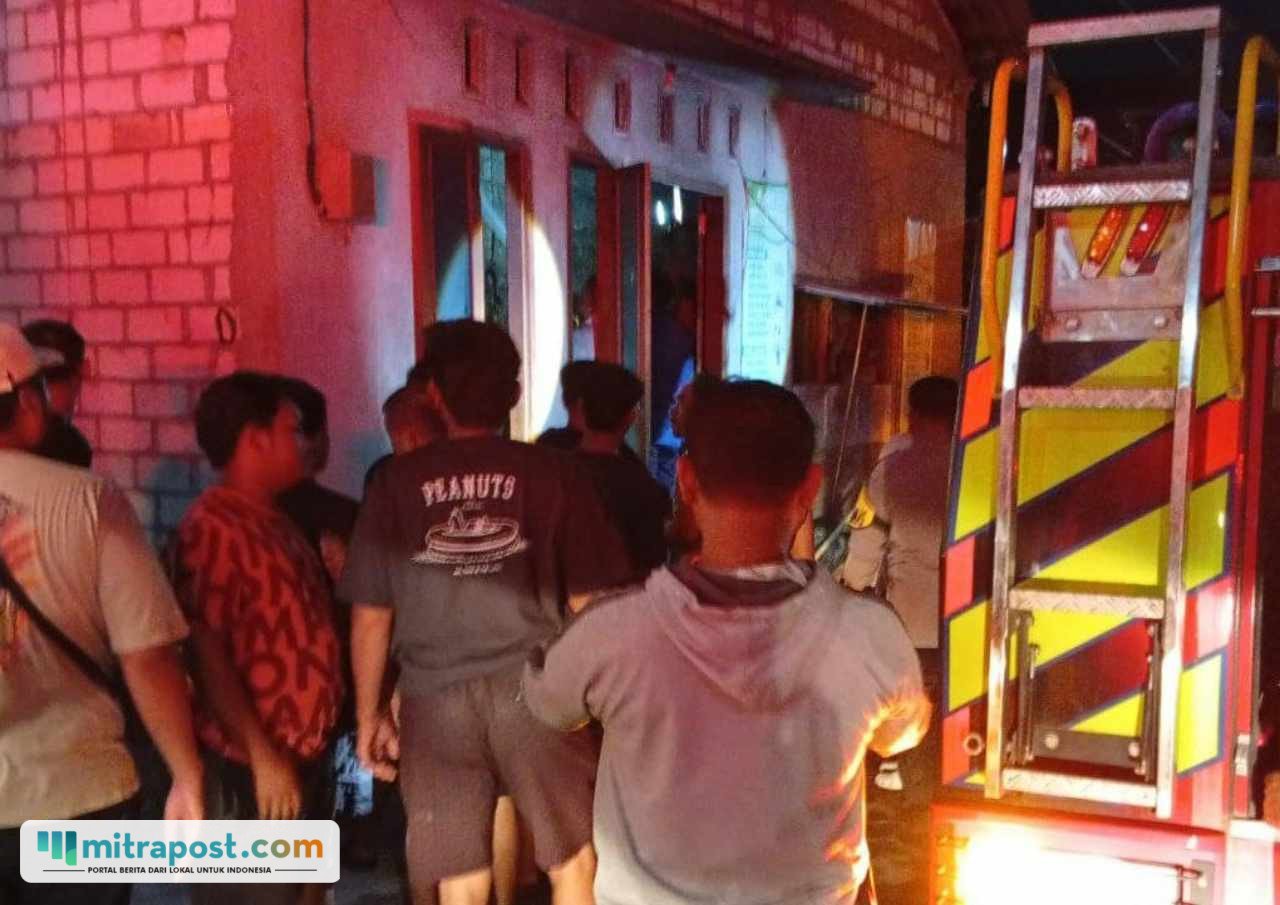 Foto : Pemadaman api di Rumah Desa Growong Lor Kecamatan Juwana Pati. (Dok. Damkar Pati)
