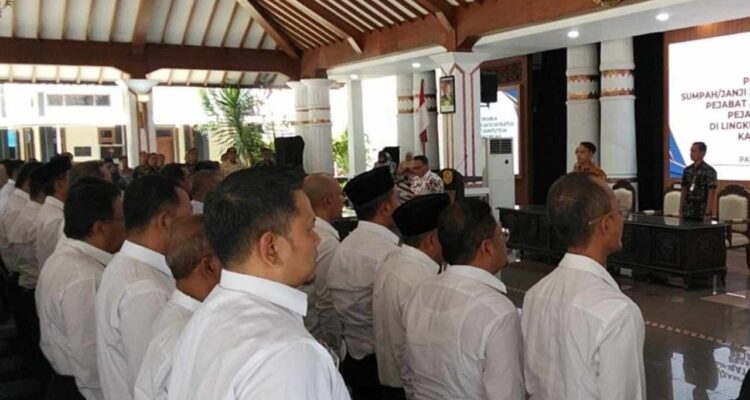 Foto : Pelantikan kepada puluhan pejabat Administrator dan Pengawas di Kabupaten Pati. (Sumber. Mitrapoat.com/ Ilham)