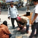 Foto : Kementerian PU tinjau lokasi trotoar jalan panglima Sudirman. (Sumber. Mitrapost.com/ Ilham) Foto : Kementerian PU tinjau lokasi trotoar jalan panglima Sudirman. (Sumber. Mitrapost.com/ Ilham)