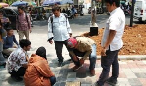 Foto : Kementerian PU tinjau lokasi trotoar jalan panglima Sudirman. (Sumber. Mitrapost.com/ Ilham)