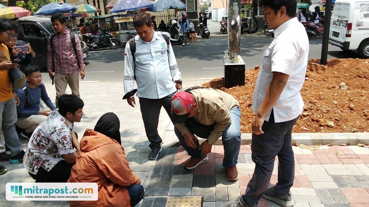 Foto : Kementerian PU tinjau lokasi trotoar jalan panglima Sudirman. (Sumber. Mitrapost.com/ Ilham)