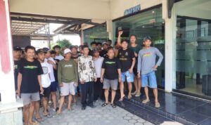 Warga Desa Bageng Kecamatan Gembong Pati geruduk Kantor PLN Pati. (Sumber. Mitrapost.com/ Ilham) Pati
