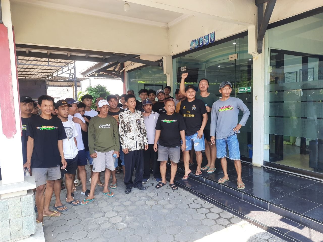 Warga Desa Bageng Kecamatan Gembong Pati geruduk Kantor PLN Pati. (Sumber. Mitrapost.com/ Ilham) Pati