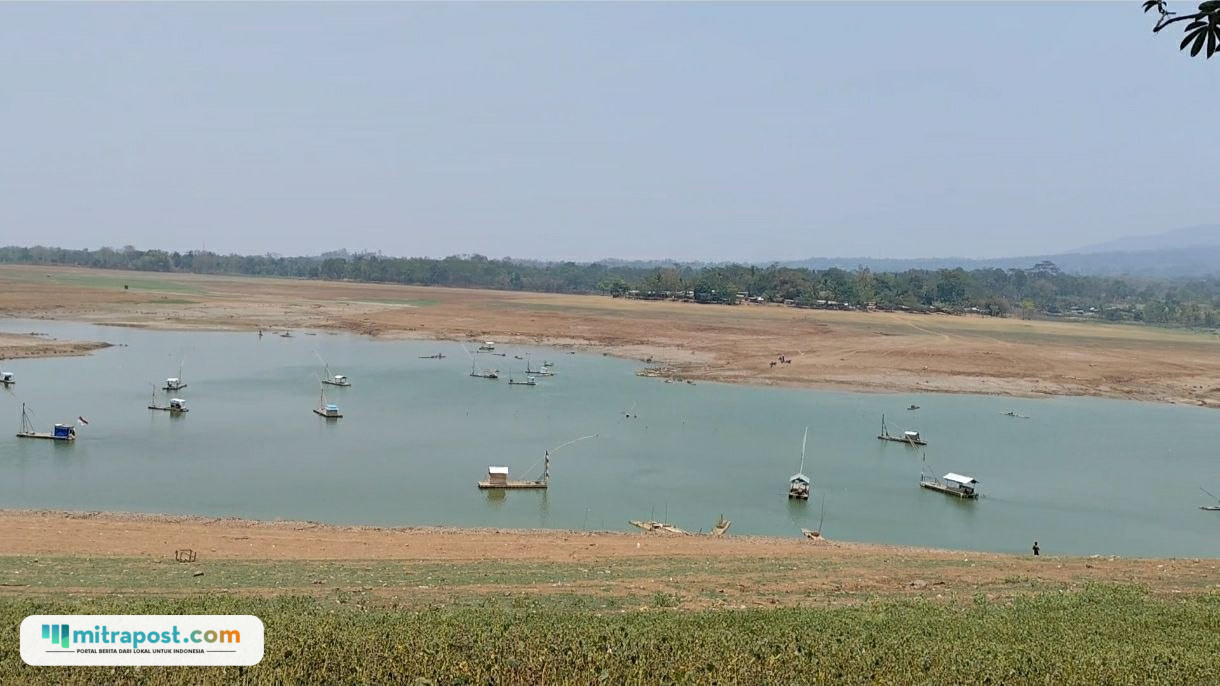 Foto : Kondisi waduk gembong, belum lama ini. (Sumber. Mitrapost.com/ Ilham)
