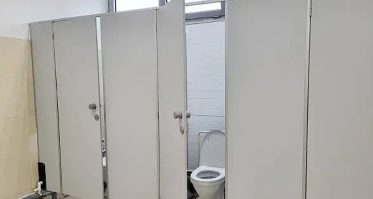 pria-mesum-toilet 2 Pria Tepergok Masuk ke Bilik Toilet Stasiun Manggarai Bersama, Diduga Mesum