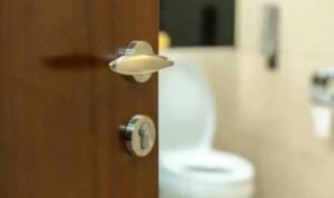 pria-mesum-toilet-mal bekasi