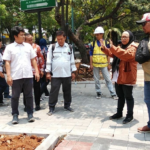 Foto : Peninjauan oleh Kementerian PU di proyek trotoar jalan panglima Sudirman Pati. (Sumber. Mitrapost.com/ Ilham)