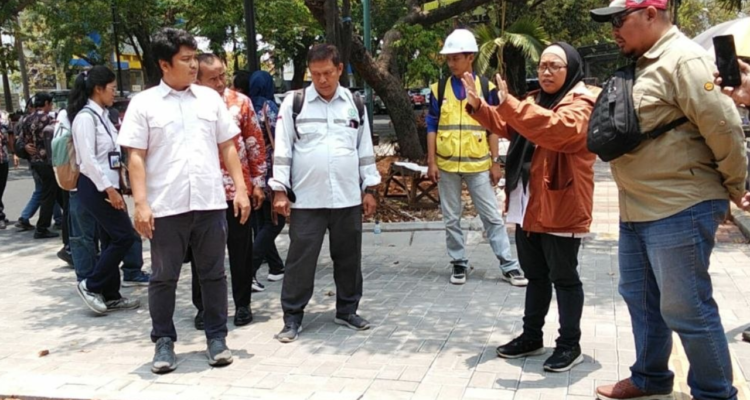 proyek-trotoar-pati Foto : Peninjauan oleh Kementerian PU di proyek trotoar jalan panglima Sudirman Pati. (Sumber. Mitrapost.com/ Ilham)