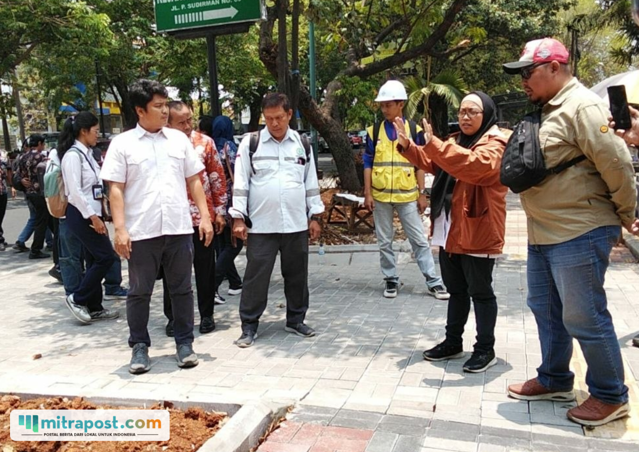 Foto : Peninjauan oleh Kementerian PU di proyek trotoar jalan panglima Sudirman Pati. (Sumber. Mitrapost.com/ Ilham)