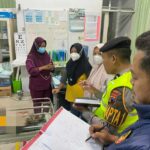 Foto : Bayi Perempuan dibawa ke Puskesmas II Kecamatan Wedarijaksa. (Dok. Polsek Wedarijaksa)