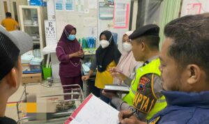Foto : Bayi Perempuan dibawa ke Puskesmas II Kecamatan Wedarijaksa. (Dok. Polsek Wedarijaksa)