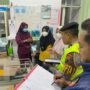 Foto : Bayi Perempuan dibawa ke Puskesmas II Kecamatan Wedarijaksa. (Dok. Polsek Wedarijaksa)
