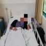 Foto : Korban berinisial D terbaring di tempat tidur Rumah Sakit Keluarga Sehat Hospital (KSH) Pati. (Sumber. Mitrapost.com/ Ilham) Pengeroyokan