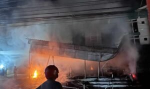 Foto : Kebakaran di toko pakaian tepat Desa Waturoyo Kecamatan Margoyoso Pati. (Dok. Damkar Pati)