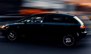 Ilustrasi mobil serempet motor/unsplash Ilustrasi mobil serempet motor/unsplash