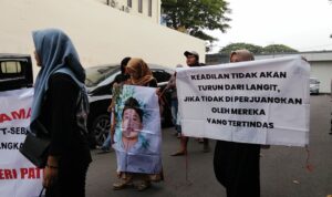Foto : Keluarga korban kasus Tongtek di Desa Talun Pati datangi Polresta Pati. (Sumber. Mitrapost.com/ Ilham)