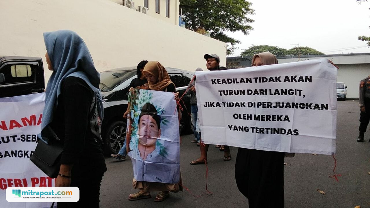 Foto : Keluarga korban kasus Tongtek di Desa Talun Pati datangi Polresta Pati. (Sumber. Mitrapost.com/ Ilham) Foto : Keluarga korban kasus Tongtek di Desa Talun Pati datangi Polresta Pati. (Sumber. Mitrapost.com/ Ilham)