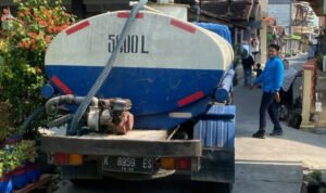 truk-tangki-pdam Foto : Droping air bersih dari PDAM Pati ke Pelanggan di Kecamatan Juwana, belum lama ini. (Dok. PDAM Tirta Bening Pati)