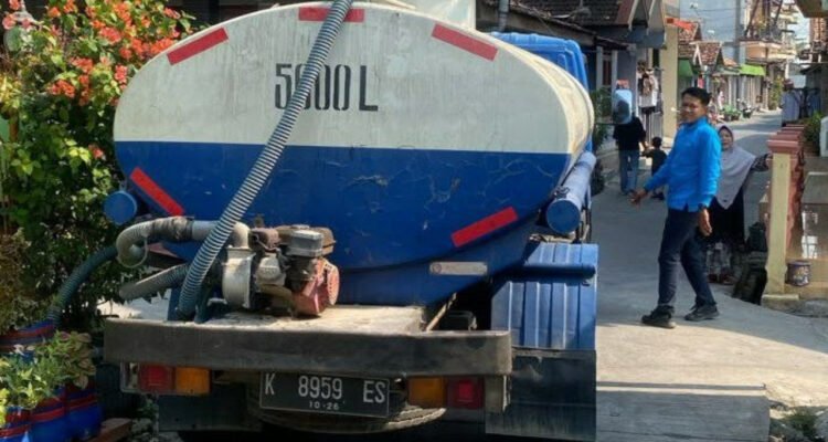 truk-tangki-pdam Foto : Droping air bersih dari PDAM Pati ke Pelanggan di Kecamatan Juwana, belum lama ini. (Dok. PDAM Tirta Bening Pati)
