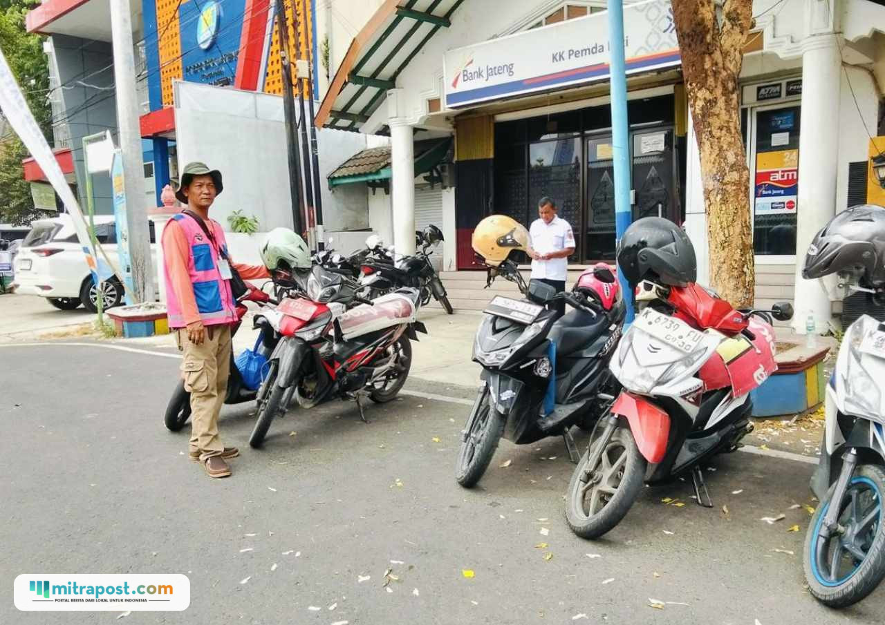 Foto : Juru parkir di seputaran Alun-alun Simpang Lima Pati. (Sumber. Mitrapost.com/ Ilham)