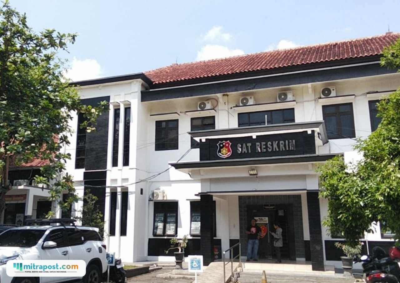 Foto : Kantor satreskrim Polresta Pati. (Sumber. Mitrapost.com/ Ilham) Foto : Kantor satreskrim Polresta Pati. (Sumber. Mitrapost.com/ Ilham) Polisi Buru Pembuang Bayi di Teras Warung Kopi Wedarijaksa Pati